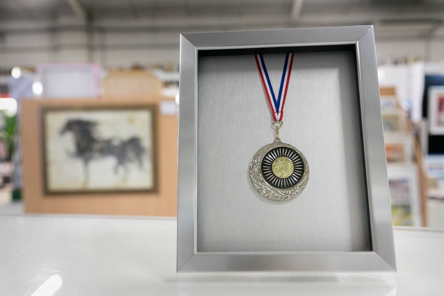 Encadrement d’une médaille