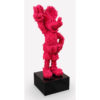 Sculpture de Mickey rose fluo avec soldats